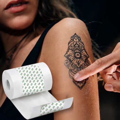 Film Trasparente per Tatuaggi 10 cm x 10 m – Pellicola Autoadesiva Impermeabile Second Skin per Aftercare, Protezione Ferite e Guarigione Accelerata – Rotolo Poliuretano Traspirante Ipoallergenico