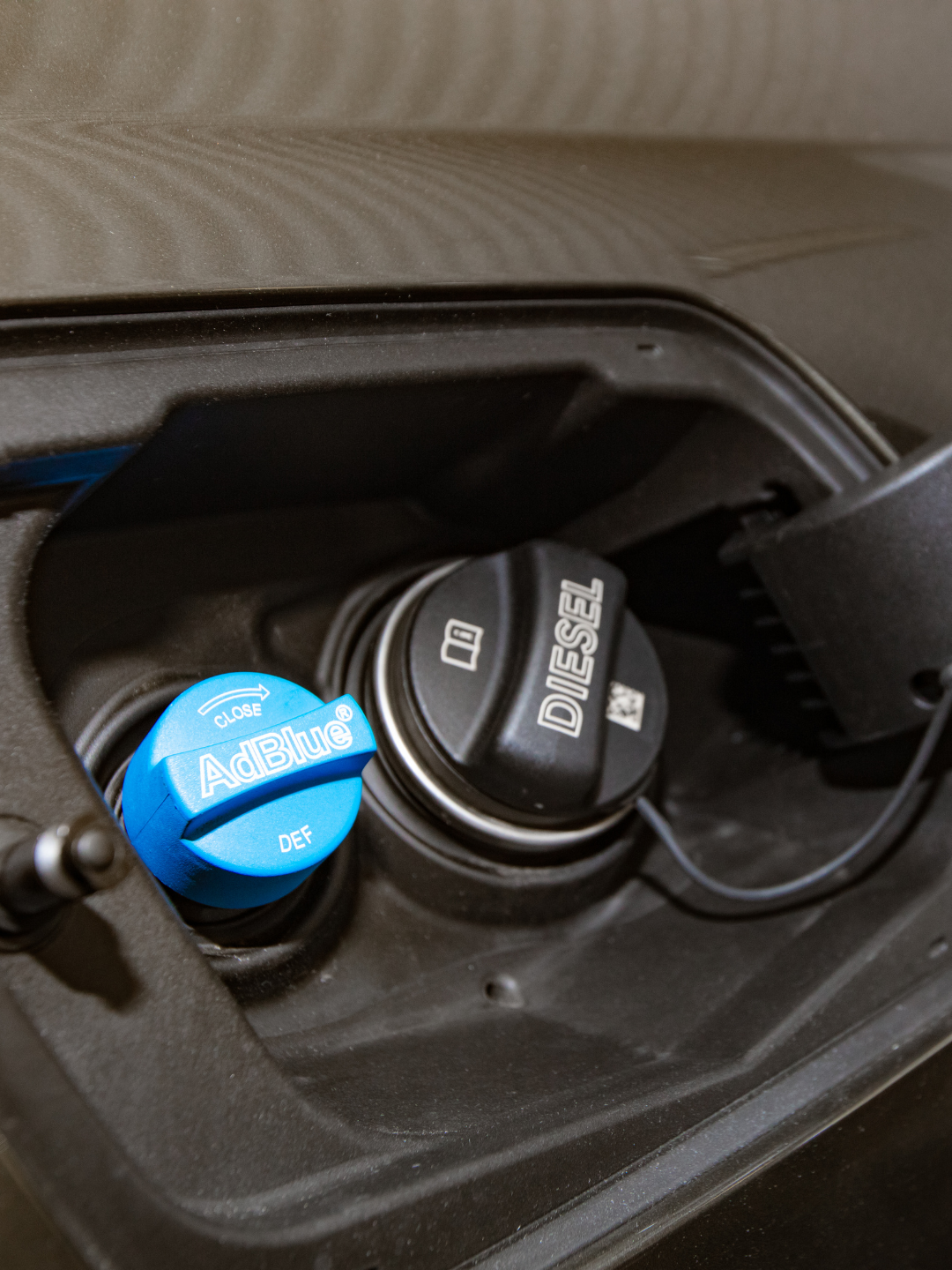 PureBlue AdBlue 5L – Additivo Urea per Motori Diesel SCR, Conforme ISO 22241, Riduzione NOx Euro 6 – Made in Italy – Beccuccio Anti-Fuoruscita Incluso – Fluido Scarico Diesel
