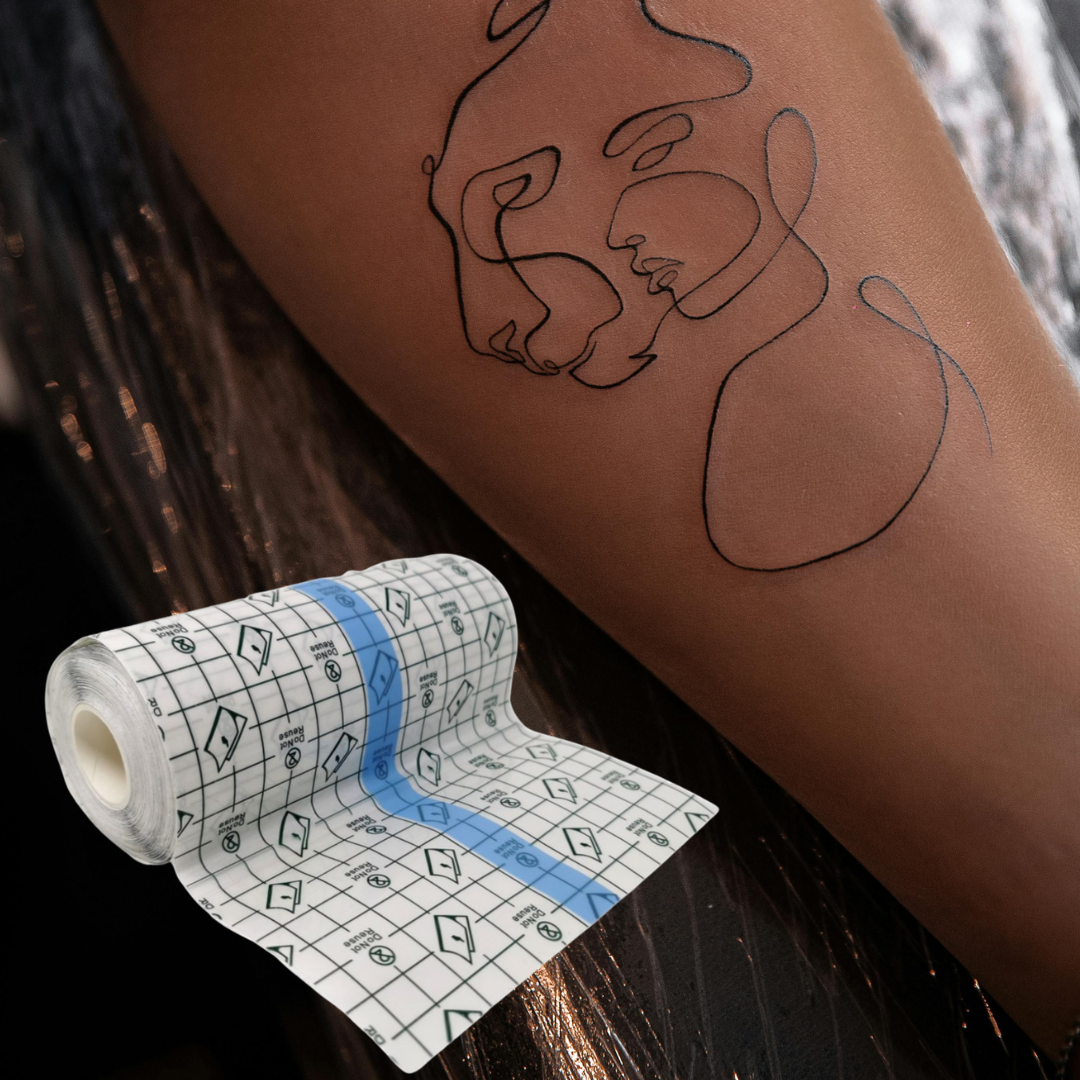Film Trasparente per Tatuaggi 10 cm x 10 m – Pellicola Autoadesiva Impermeabile Second Skin per Aftercare, Protezione Ferite e Guarigione Accelerata – Rotolo Poliuretano Traspirante Ipoallergenico